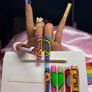 Uñas postizas con el símbolo de la paz del arcoíris: set de uñas de gel Pride