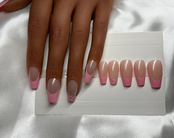 Uñas francesas para San Valentín: uñas estilo ataúd rosa mate con esmalte de gel reutilizable