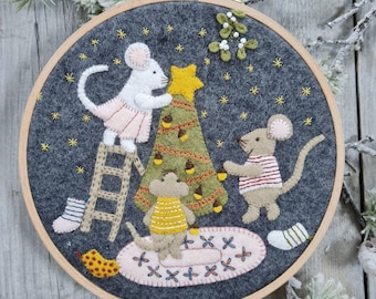 Christmas with the Mouse Family' Felt Appliqué Hoop Kit