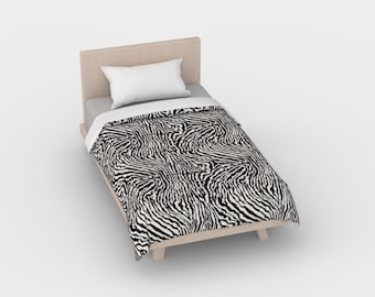 Puede incluir: Una cama individual blanca con una funda nórdica de estampado de cebra en blanco y negro. La cama tiene un marco de madera y una almohada blanca.