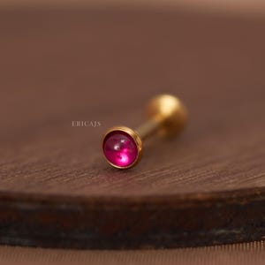 Brinco de rubi com fundo plano e titânio: piercing de cartilagem helicoidal