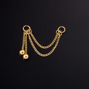 Goldene Doppel-Piercing Ohrketten Ohrringe mit Zwillings-Kettengliedern und kugelförmigen Tropfen-Akzenten, minimalistischer Edelstahl Ohrschmuck