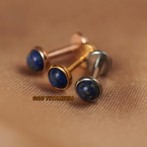 Boucles d'oreilles en cartilage avec pierres précieuses naturelles, boucles d'oreilles sans fil à dos plat, clou hélicoïdal, clou labret, clou de conque, clou de nez, boucles d'oreilles bleues, clou d'or