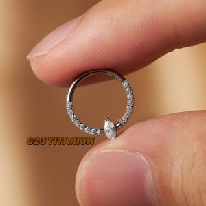 Pendiente Daith de titanio F136 de 16 g - Anillo de tabique con circonita cúbica - Joyas para tabique - Anillo para nariz - Aro para tabique con cierre de clic - 1,2 x 8 mm/10 mm - Perforaciones para tabique - Con bisagras