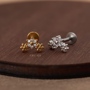 Boucle d'oreille hélix fleur incurvée, boucle d'oreille en cartilage, boucles d'oreilles en titane, boucle d'oreille à dos plat 16 g, bijoux de piercing du lobe supérieur, boucle d'oreille conque