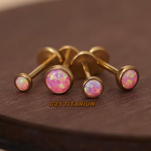 Feuer Rosa Opal Ohrring mit flachem Rücken - Winzige Opal Ohrstecker - Knorpel Ohrring - Helix Schmuck - Conch Ohrring - Titan Ohrring - Nase Piercing