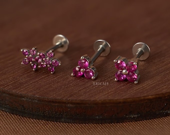 Kolczyki z chrząstki z rubinem: złota spirala, muszla, sztyft z płaskim zapięciem