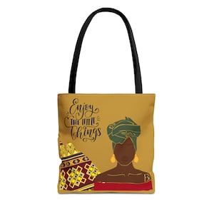 Peut inclure: Sac fourre-tout jaune moutarde avec des poignées noires. Le sac présente le texte "Enjoy the little things" et une illustration d'une femme portant un foulard vert et des boucles d'oreilles dorées. Un motif géométrique coloré est sur le côté gauche.