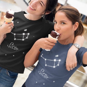 7 Schwestern Plejaden Constellation &quot;&quot;Schwester&quot;&quot; T-Shirt | T-Shirt | Geschenk für Schwester