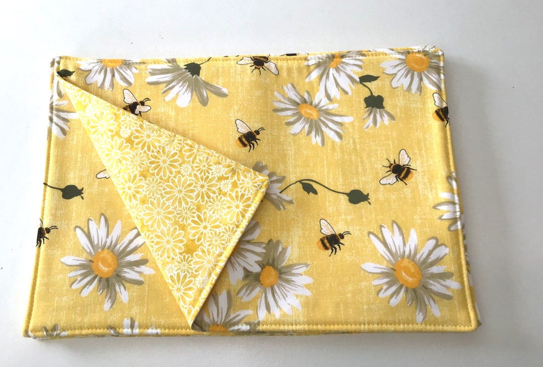 Daisy and Bumble Bee Placemat, Reversible Placemats, Spring Placemats, Summer Decor, Yellow