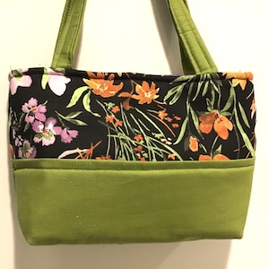 Jardin de fleurs sauvages sur sac à main noir, sac à main floral, sac imprimé jardin de fleurs, sac à main floral, sac à main imprimé fleurs sauvages, sac à main floral noir