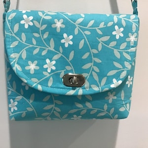 Porte-monnaie à imprimé floral marguerite bleu et blanc, sac à main de jardin bleu et blanc, sac à main à imprimé floral, accessoires bleus et blancs