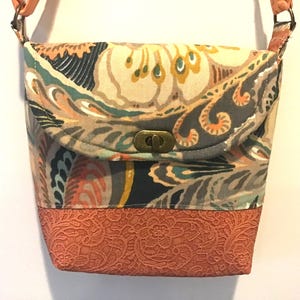Sac à main à bandoulière imprimé botanique vert, sac à main beige et vert, sac à main avec cuir végétalien, sac à main à imprimé cachemire, sac à main en cuir végétalien