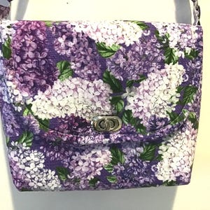 Bolso bandolera con flores lilas, bolso pequeño, bolso con flores moradas, bolso con correa larga, regalos para ella, bolso de lona con flores, regalos para mamá, flores lilas