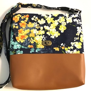 Sac à main à bandoulière en cuir et fleurs bleu marine, bandoulière à fleurs, bandoulière en cuir végétalien, petit sac à bandoulière, cadeaux pour elle, sac à main de voyage