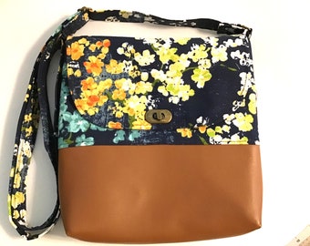 Granatowa torebka typu crossbody z kwiatowym wzorem i skórzaną torbą typu crossbody, torebka typu crossbody z kwiatowym wzorem, torebka typu crossbody ze skóry wegańskiej, mała torebka typu crossbody, prezenty dla niej, torebka podróżna
