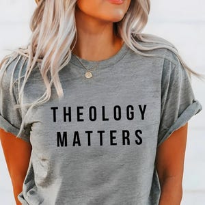 Christian Theology Matters Unisex Jersey Kurzarm-T-Shirt - Religiöses Kleid, verbesserter Geschenke - Inspirational Tshirt, Glaube Shirt, Bibel T-Shirt