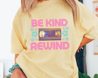 ビーカインド リワインド コンフォートカラー Tシャツ レトロ VHS グラフィック Tシャツ ネオンカラー ヴィンテージ 90年代 Tシャツ ノスタルジック ムービー シャツ レトロ ムービー ラバー Tシャツ