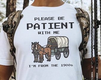 Por favor, ten paciencia conmigo. Soy de la década de 1900. Camiseta de regalo del día del padre. Camiseta de humor para adultos. Camiseta divertida para hombres. Regalo de broma. Camiseta meme. Camiseta Oregon Trail