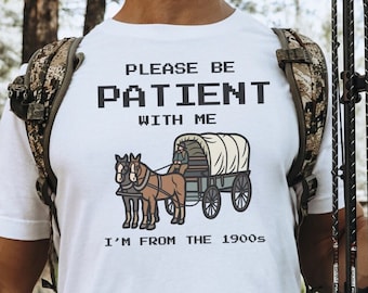 Si prega di essere pazienti con me, io sono del 1900, camicia regalo per la festa del papà, camicia per umorismo per adulti, maglietta divertente per uomo, maglietta Gag, regalo per meme, Oregon Trail Tee