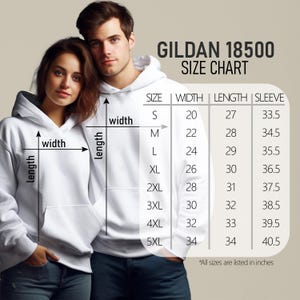 Puede incluir: Una pareja modela sudaderas con capucha blancas Gildan 18500. Una tabla de tallas muestra medidas en pulgadas para ancho, largo y largo de manga, desde la S hasta la 5XL. La tabla incluye el texto "All sizes are listed in inches."