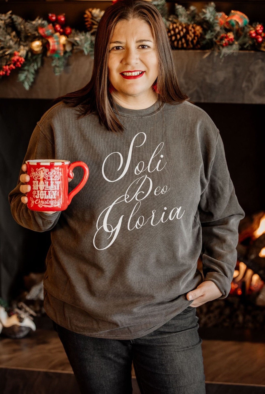 Gloria a Dios Unisex garment-dyed fleece crewneck sweatshirt