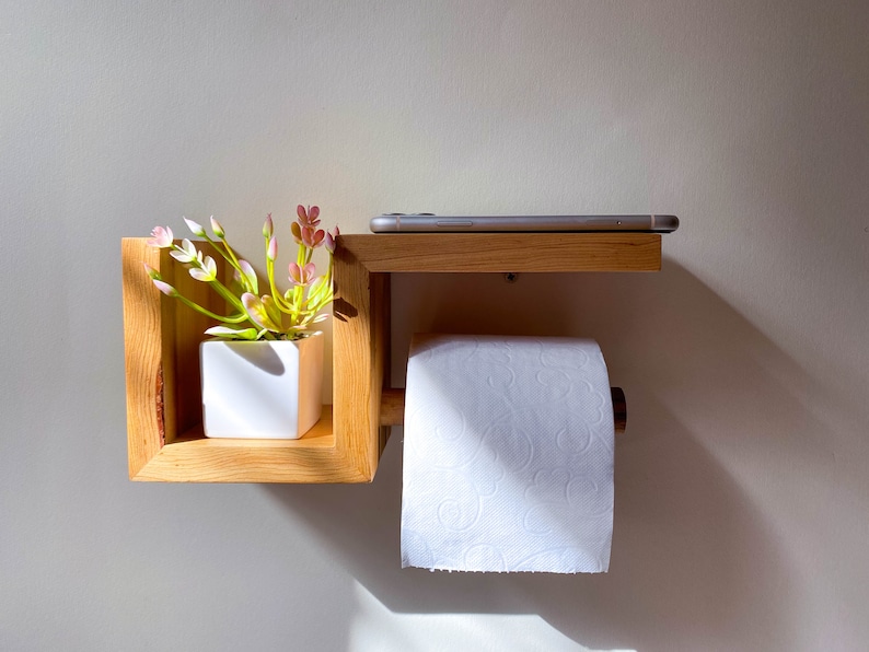 Toilet roll holder in Atlas Cedar