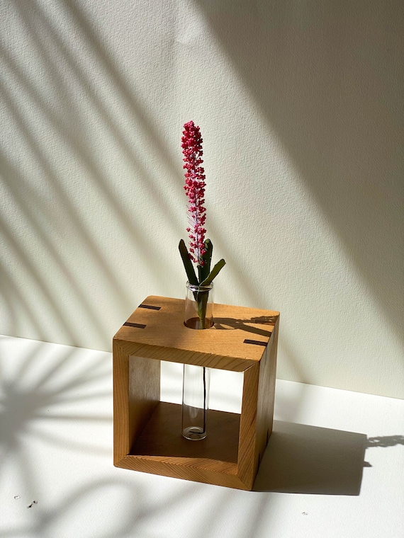 Viereckige Vase aus Nussbaumholz: Handgemachtes Pflanzendekor, Einweihungsgeschenk