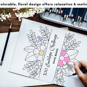 Puede incluir: Una p&aacute;gina para colorear imprimible en blanco y negro con un dise&ntilde;o floral y el texto "100 Envelope Challenge SAVE 5050 &euro;".