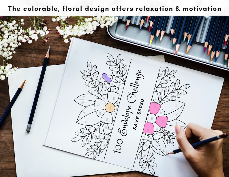 Puede incluir: Una p&aacute;gina para colorear imprimible en blanco y negro con un dise&ntilde;o floral y el texto "100 Envelope Challenge SAVE 5050 &euro;".