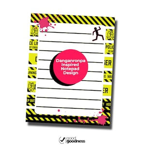 Op de afbeelding: Een notitieblok met een Danganronpa-geïnspireerd ontwerp. Het notitieblok heeft een roze cirkel met tekst, zwart-gele gevarenstrepen en een rennende stokfiguur. Roze verfspatten en de woorden "CE LII" en "POLIC DO NO" zijn zichtbaar.