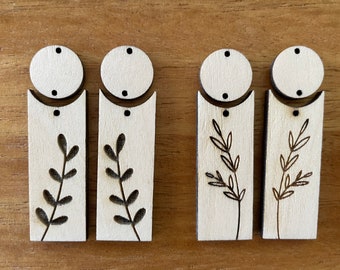 12 pares de pendientes colgantes de madera con motivos botánicos