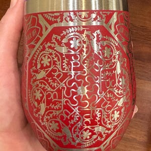 Vaso de vino de 355 ml (12 onzas) con tapa, grabado láser de mandala con palabrotas en 360 grados. imagen 4