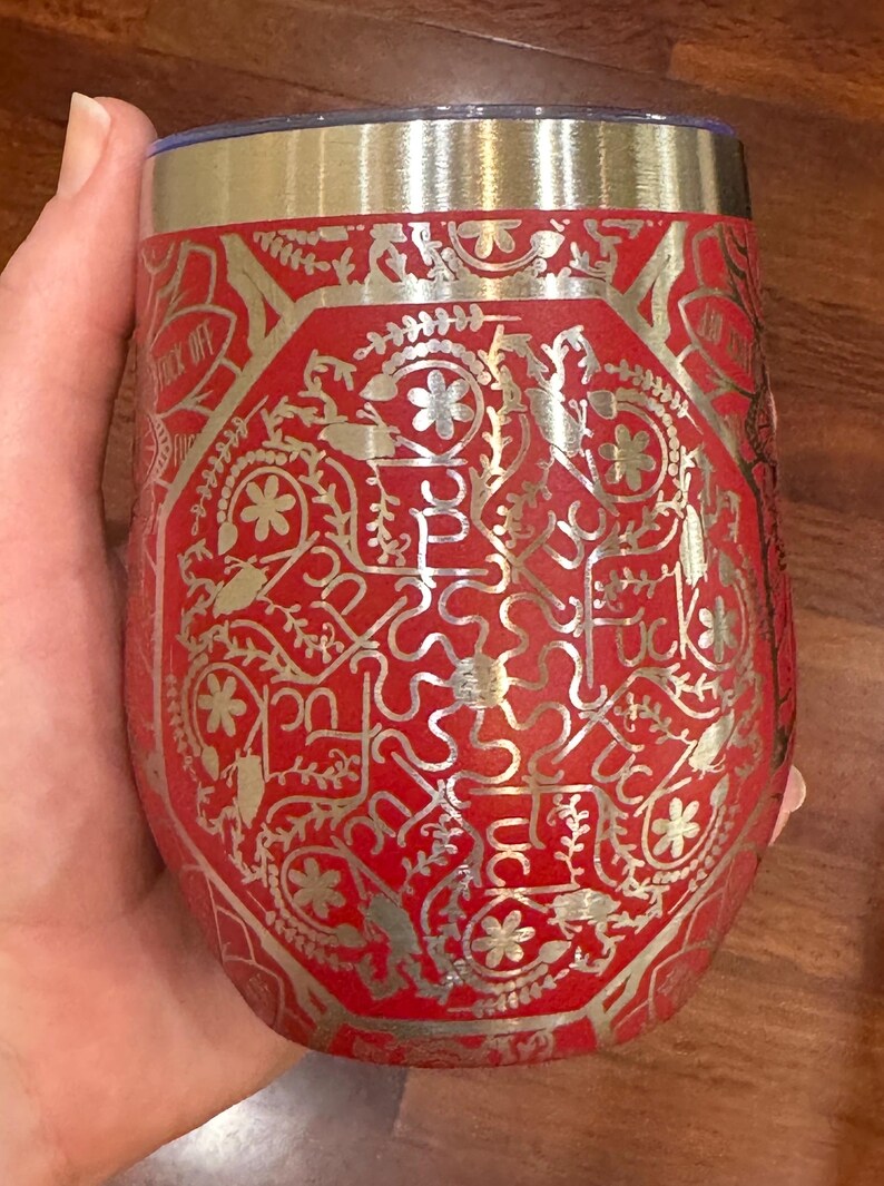 Vaso de vino de 355 ml (12 onzas) con tapa, grabado láser de mandala con palabrotas en 360 grados. imagen 4