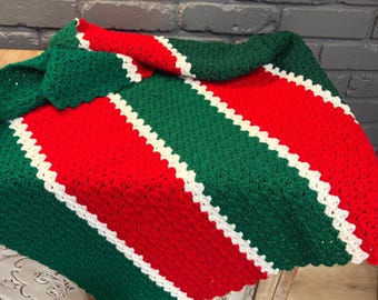 Handgehäkelte Weihnachtsdecke, rot-grün-weiß gestreift, 33 x 37 cm