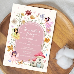 Peut inclure: Une invitation rose et blanche pour le premier anniversaire sur le thème des fées. La carte présente des illustrations de fées, de fleurs et de champignons. Le texte comprend le nom "Amanda's fairy", la date, l'heure et le lieu.