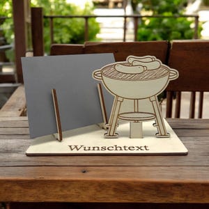Gutscheinverpackung Grill – Gutscheinhalter BBQ mit Würstchen-Motiv aus Holz – personalisierbares Geldgeschenk für Grillfans & Camper