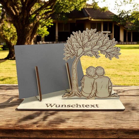 Gutscheinverpackung mit Pärchen unter Baum – personalisierter Gutscheinhalter aus Holz – romantische Geschenkidee für Paare & Freunde