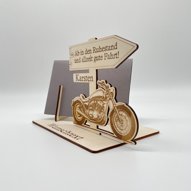 Ruhestand Geschenke für Männer – Gutschein Verpackung mit Motorrad-Motiv, ideal für die Pensionierung. Ein persönliches Abschiedsgeschenk für Kollegen, das Geldgeschenke oder Gutscheine einzigartig und kreativ präsentiert.