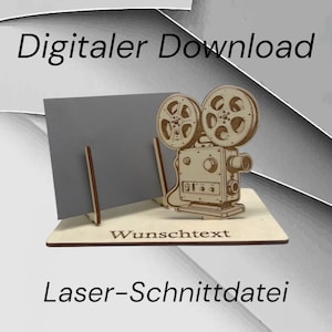 Könnte beinhalten: Ein digitaler Download einer Laser-Schnittdatei für einen Holz-Film-Projektor-Kartenhalter. Der Halter hat einen grauen Kartensteckplatz und die Worte "Wunschtext" und "Laser-Schnittdatei" sind auf der Basis graviert.