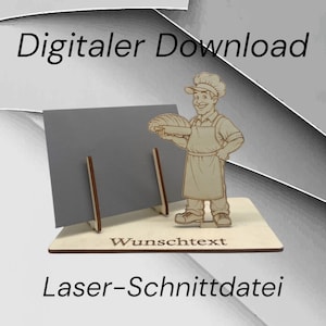 Könnte beinhalten: Ein digitaler Download einer Laser-Schnittdatei für eine Holzfigur eines Bäckers, der ein Brot hält. Die Figur hält eine leere Karte mit dem Text "Wunschtext" darunter. Der Text "Digitaler Download" befindet sich oben im Bild und "Laser-Schnittdatei" unten.