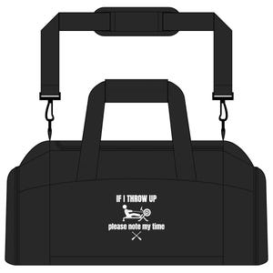 Puede incluir: Bolsa de deporte negra con correa para el hombro y asas. La bolsa presenta el texto "IF I THROW UP please note my time" con un gráfico de máquina de remo. Diseñada para transportar equipos deportivos.