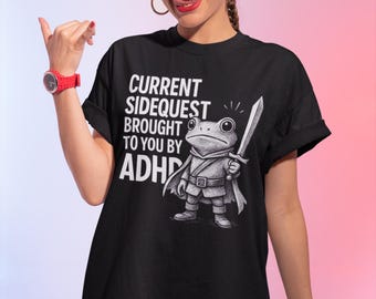 T-shirt de la quête secondaire actuelle apportée par le TDAH | T-shirt graphique RPG Chevalier grenouille