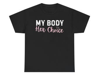 Puede incluir: Camiseta negra con el texto "MY BODY Her Choice" en letras blancas y rosas. El diseño incluye un pequeño corazón rosa. Una prenda de vestir informal.