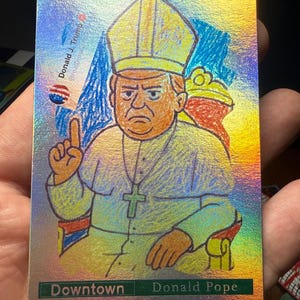 Cartão colecionável Donald Trump Pope Don Downtown Parody CUSTOM REFRACTOR /2500