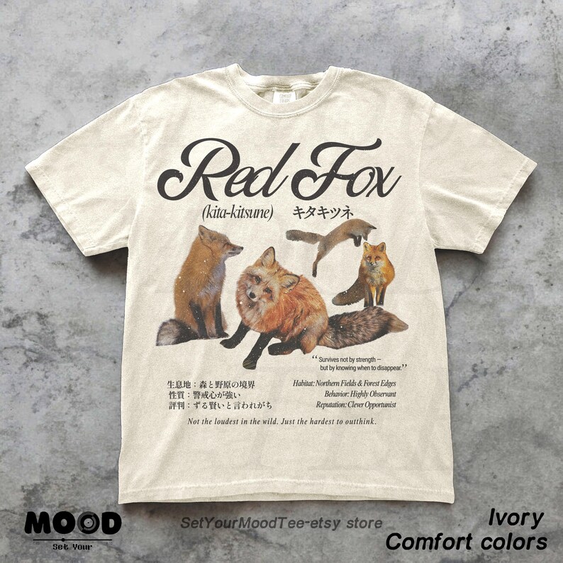 K&ouml;nnte beinhalten: Elfenbeinfarbenes T-Shirt mit einer Grafik von Rotf&uuml;chsen und dem Text "Red Fox" und "(kita-kitsune)". Das Design enth&auml;lt Text, der den Lebensraum und das Verhalten des Fuchses beschreibt. Das T-Shirt ist Teil der "Comfort colors"-Kollektion.