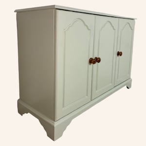 Comò francese verde salvia dipinto a mano: credenza shabby chic anni &#39;50