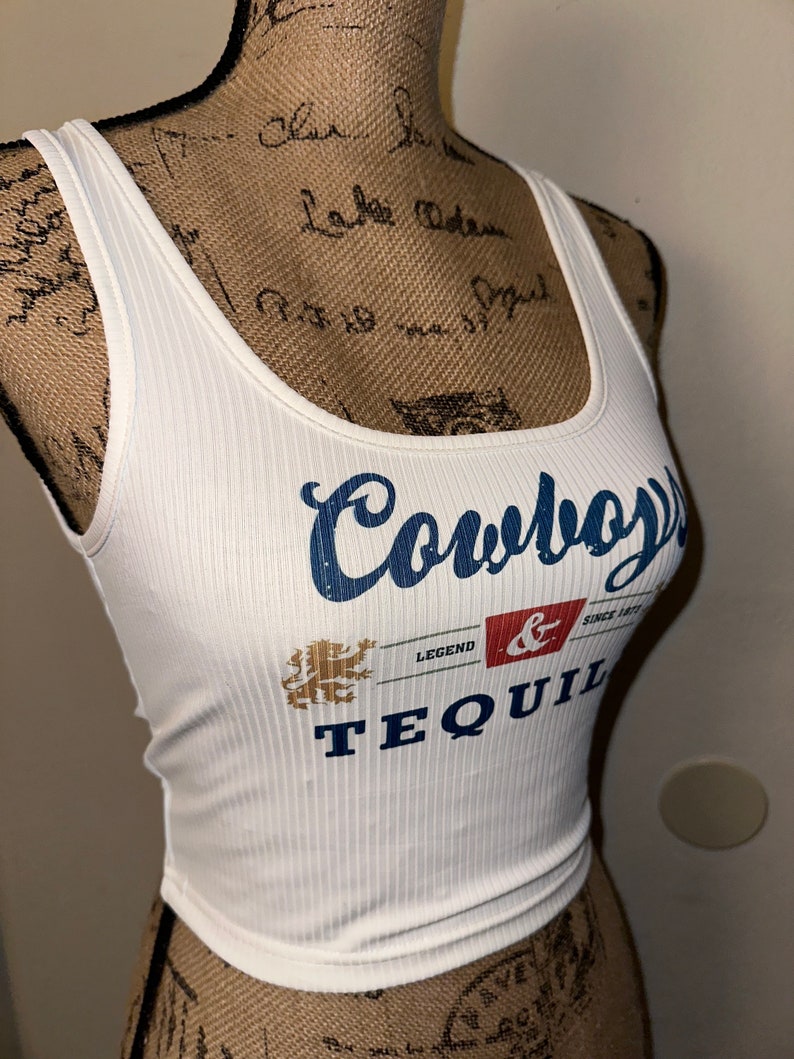 Chemise cowboys et tequila, débardeur bière, haut court d'été blanc, tenue de concert country, t-shirt coors image 2