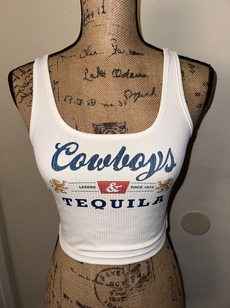 Chemise cowboys et tequila, débardeur bière, haut court d'été blanc, tenue de concert country, t-shirt coors image 1