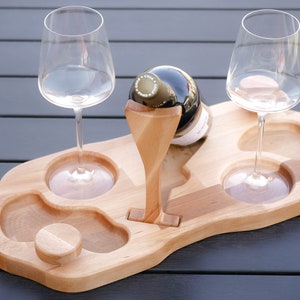 Elegante tagliere da vino da sommelier, piatto da antipasti personalizzato in legno di faggio con portabottiglie, tagliere da portata, antipasti, regalo di nozze, romantico immagine 6